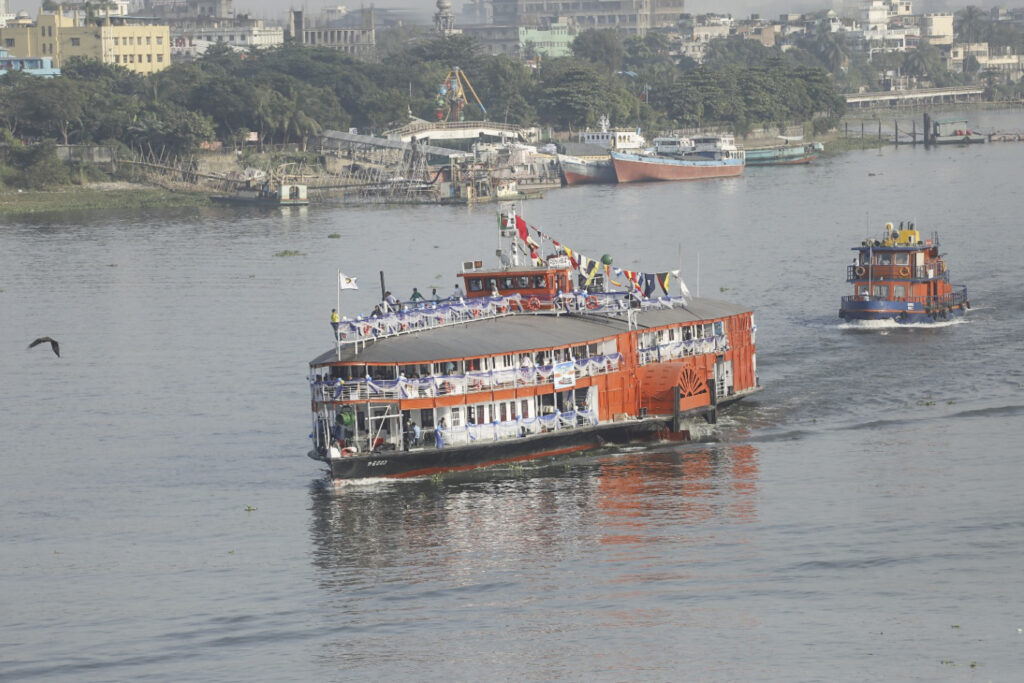 শতবর্ষী প্যাডেল স্টিমার পি এস মাহসুদ পর্যটন সার্ভিসে যুক্ত।