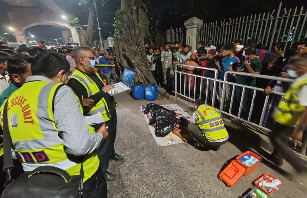 জাতীয় ঈদগাহের সামনে ২টি ড্রামে এক অজ্ঞাত নামার খণ্ডিত মরদেহ, তদন্তে নেমেছে পুলিশ।