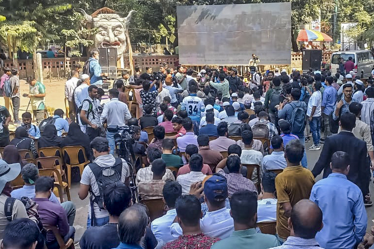 টিএসসি - ডিজিটাল ডিসপ্লেতে হাসিনার রায় লাইভ দেখতে জমায়েত হাজারো মানুষ