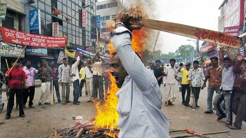 পাল্টা-পাল্টি রাজনৈতিক কর্মসূচি ঘিরে ২০০৬ সালের ২৮শে অক্টোবর ঢাকার পল্টন ও বায়তুল মোকাররম এলাকা রণক্ষেত্রে পরিণত হয়েছিল
