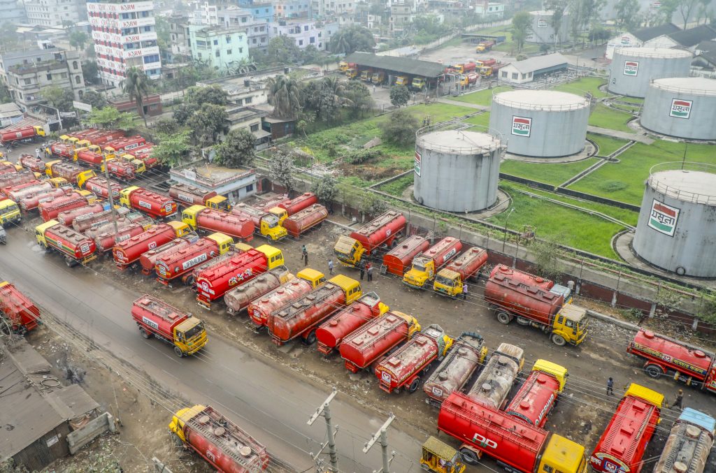 ছবিতে নারায়ণগঞ্জের ফতুল্লার যমুনা ও মেঘনা তেলের ডিপোতে তেল লোডের অপেক্ষায় সারিবদ্ধ ডিলারদের ট্রাক দেখা যায়। ছবি : সুমিত আহমেদ।
