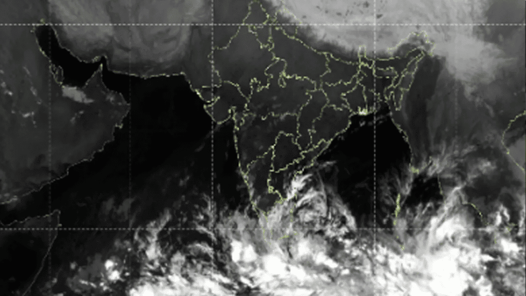 আন্দামান সাগর ও মালাক্কা প্রণালিতে সৃষ্ট নিম্নচাপ দ্রুত শক্তি সঞ্চয় করে বঙ্গোপসাগরে ঘনীভূত হচ্ছে। আগামী ৪৮ ঘণ্টার মধ্যেই এটি ঘূর্ণিঝড় ‘সেনিয়ারে’ পরিণত হতে পারে বলে পূর্বাভাস দিয়েছে ভারতের আবহাওয়া অধিদপ্তর (আইএমডি)।