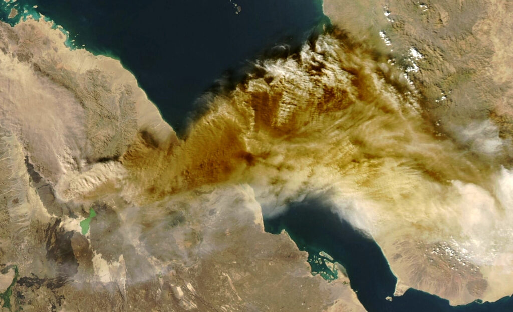 ১২ হাজার বছর পর জেগে উঠল ইথিওপিয়ার হায়লি গুব্বি আগ্নেয়গিরি, ছাইয়ের মেঘ লোহিত সাগর পেরিয়েছে